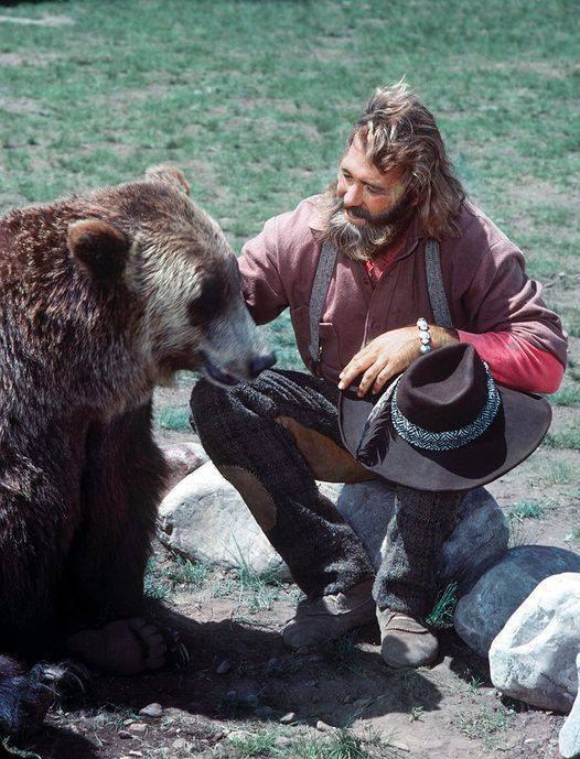 How Many People Remember Grizzly Adams And Ben The Bear. I Used To Watch Every Sunday, Made My Day 😁 Check the comments 👇👇